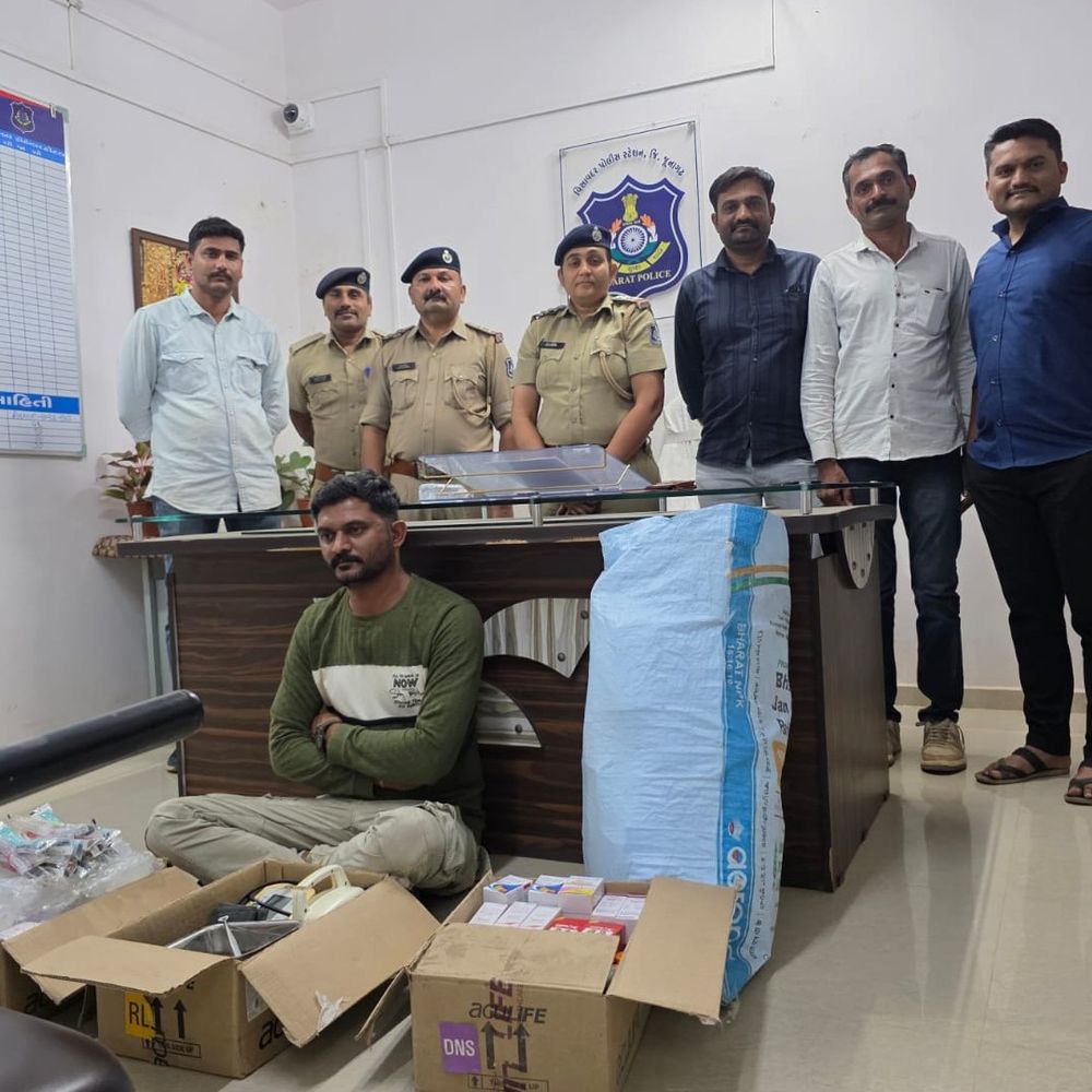 લીમધ્રા (ગીર) ગામેથી નકલી ડોક્ટર ઝડપાયો:મેડિકલ ડિગ્રી વગર પ્રેક્ટિસ કરી લોકોના સ્વાસ્થ્ય સાથે ચેડાં કરતો બોગસ ડોક્ટર વિપુલ કોટડીયા વિસાવદર પોલીસની જાળમાં: રૂ. 55 હજારનો મુદ્દામાલ જપ્ત
