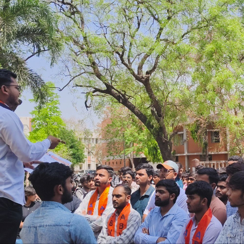 સ્પોર્ટ્સ કોમ્પલેક્ષની તાળાબંધીને ખોલવા ABVPનો વિરોધ:અનેકવાર રજૂઆત બાદ પણ નિરાકરણ ન આવતા આવેદન પાઠવ્યું, રજિસ્ટ્રારે સાંજ સુધીમાં તાળા ખોલવાની ખાતરી આપી