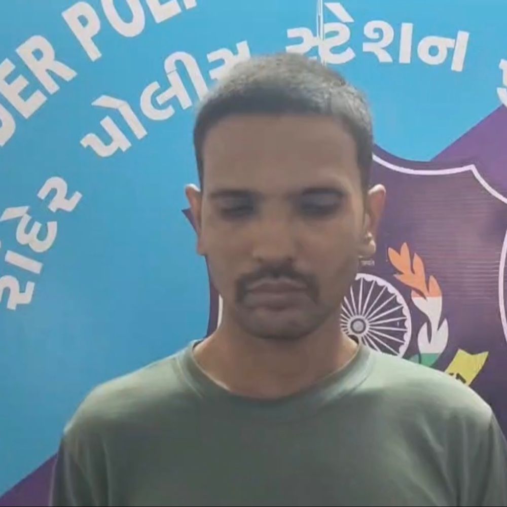 'રક્ષક' જ 'ભક્ષક' બન્યો, સુરતના હોમગાર્ડનું મહિલા પર દુષ્કર્મ:અધિકારી બની મદદના નામે હોટલમાં કેફી પીણું પીવડાવ્યું, વીડિયો બનાવી બ્લેકમેલ કરી સોનાના દાગીના પડાવ્યા