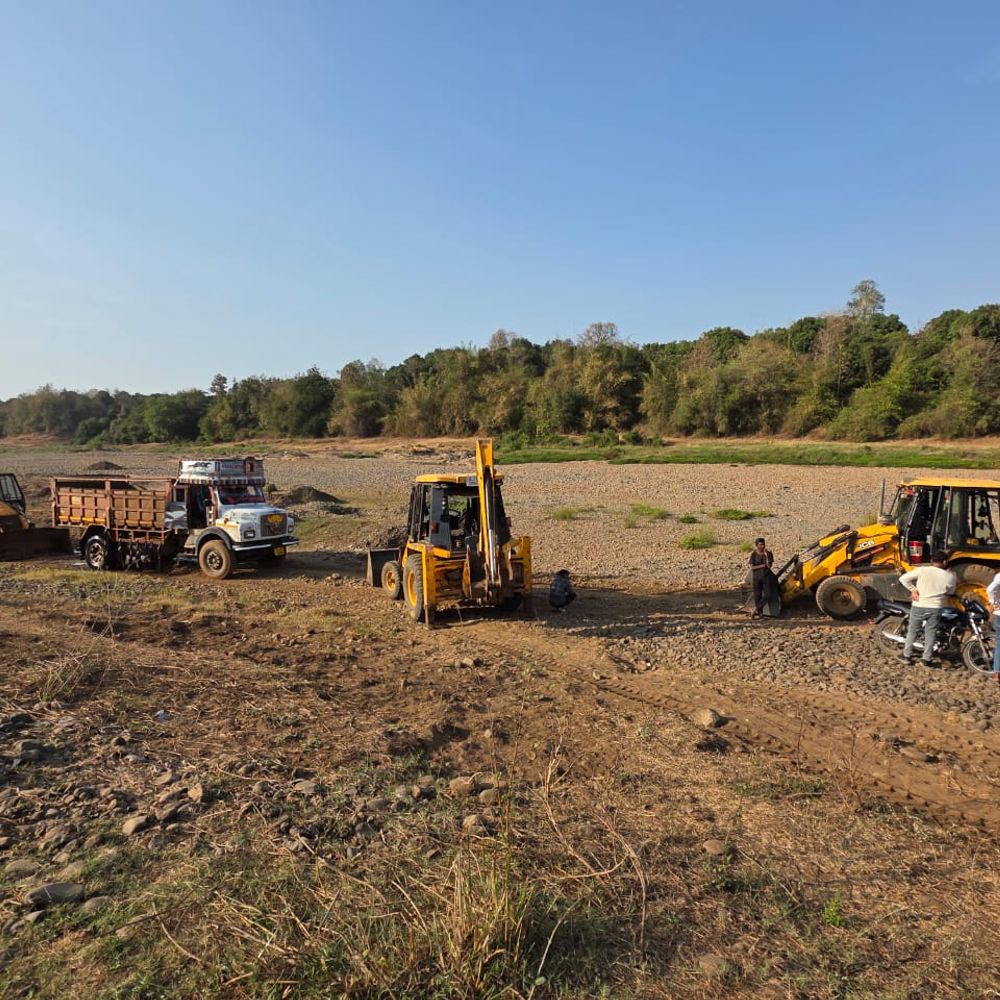 કપરાડાની નદીમાં ગેરકાયદેસર ખનન પ્રવૃત્તિ ઝડપાઈ:વલસાડ ખાણખનિજનો દરોડો,રેતી વહન-ખનનમાં 1 કરોડનો મુદ્દામાલ સીઝ