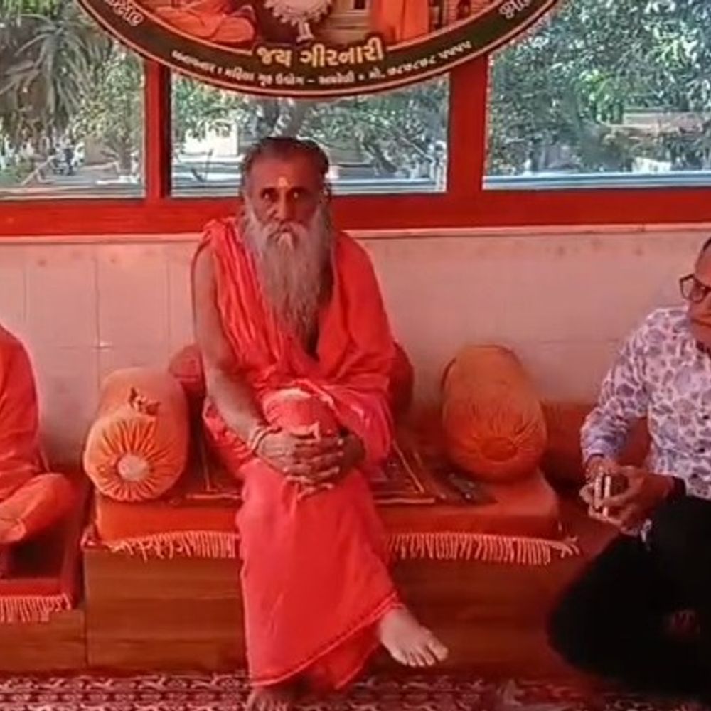 બ્રહ્મલીન ભારતી બાપુની 5મી પુણ્યતિથિની ભવ્ય ઉજવણી:​ગિરનારની ગોદમાં સંતવાણી, હરિહરાનંદ ભારતીના સાનિધ્યમાં ભવ્ય સંત ભંડારો અને ધાર્મિક મહોત્સવ યોજાયો