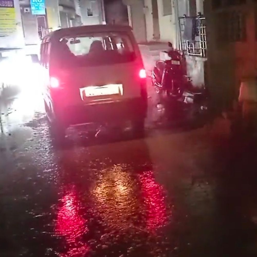 મહીસાગર જિલ્લાના વાતાવરણમાં અચાનક પલટો આવ્યો:હવામાન વિભાગની આગાહી બાદ બાલાસિનોર પંથકમાં વરસાદ