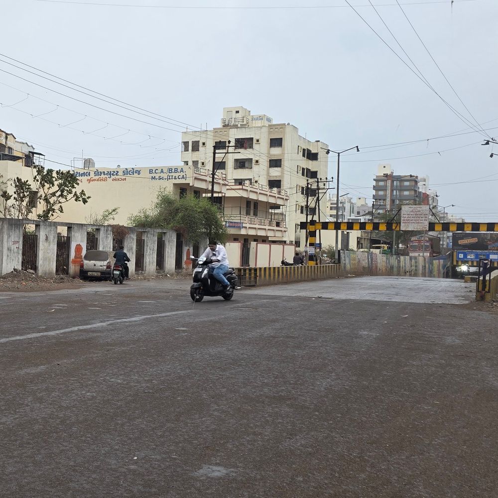 જામનગરમાં ભારે પવન ફૂંકાયો, ધૂળની ડમરીઓ ઉડી:રસ્તા પર વિઝિબિલિટી ઘટતાં વાહનચાલકો પરેશાન, પશુઓ આમ-તેમ દોડવા લાગ્યા