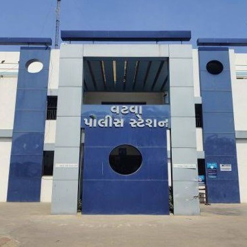 એક યુવકને પ્રેમ કરવા બાબતે બે મહિલાઓ ઝઘડી:વટવાની પરિણીતાને રિક્ષામાં પ્રેમી સાથે વાત કરવાના બહાને લઈ ગઈ, ગડદાપાટુનો માર મારી કાતરથી વાળ કાપ્યા