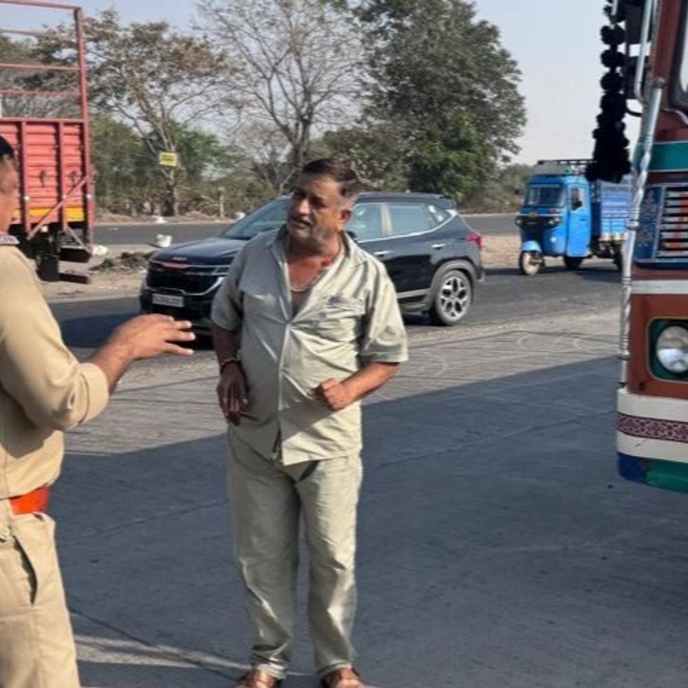 હાઈવે પર અકસ્માતો રોકવા RTO નો સકંજો:રાજકોટમાં અઠવાડિયામાં રોંગ લેન, ઓવર પેસેન્જર, HSRP વિનાના 210 વાહન ચાલકોને રૂ.8 લાખનો દંડ : હેવી વ્હીકલ ધારકોને ત્રીજી લેનમાં વાહન ચલાવવા સૂચના