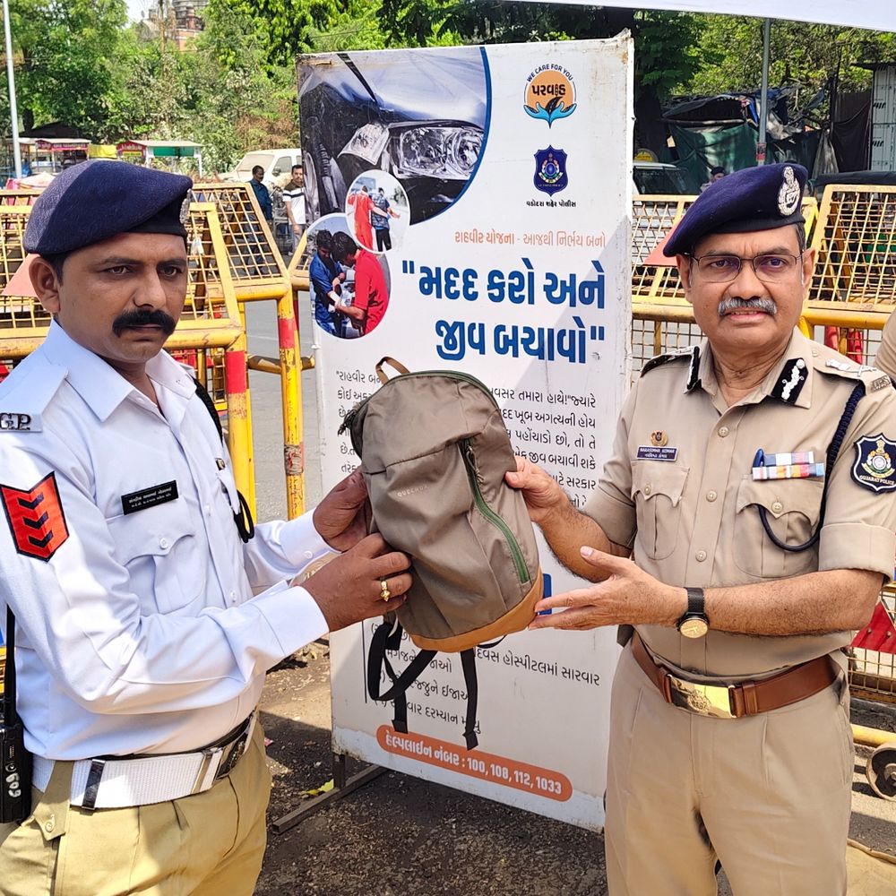કાળઝાળ ગરમીમાં ટ્રાફિક પોલીસને મળી 'ઠંડક':વડોદરા શહેર પોલીસ કમિશનર નરસિમ્હા કોમારે હાઈટેક AC હેલ્મેટ અને ખાસ કીટનું કર્યું વિતરણ