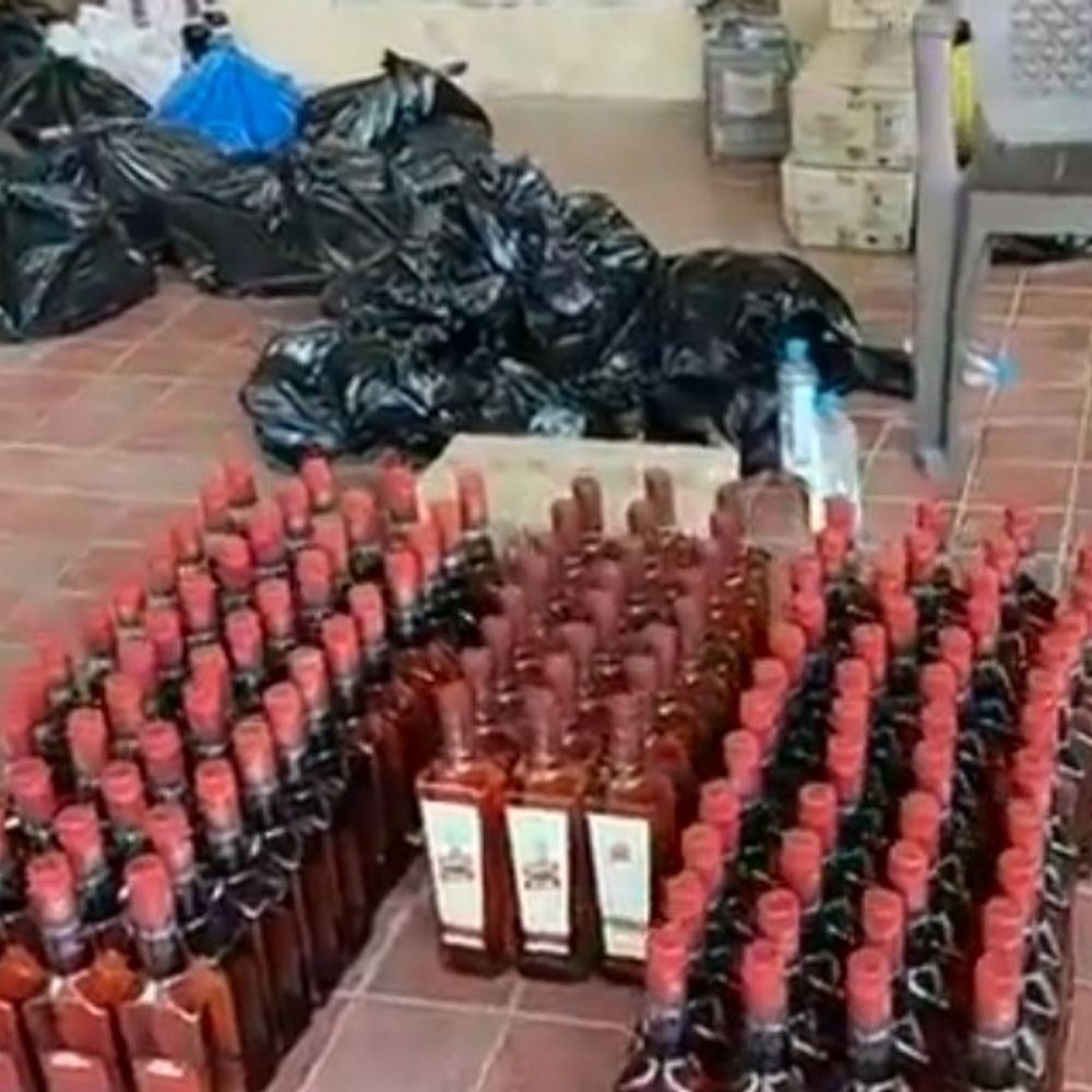 વડોદરામાં સ્ટેટ મોનિટરિંગ સેલની રેડ:લાખો રૂપિયાનો વિદેશી દારૂનો જથ્થો ઝડપાયો, બુટલેગર ફરાર અને ગ્રાહકોને ઝડપાયા; 11 વાહનો જપ્ત