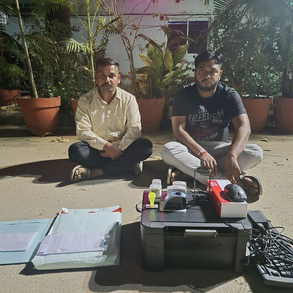 નકલી દાખલા બનાવતા બે આરોપીઓ ઝડપાયા:નગરપાલિકા-મામલતદાર કચેરીના ખોટા સિક્કાનો ઉપયોગ કરતાં, સાબરકાંઠા LCB એ કાર્યવાહી કરી