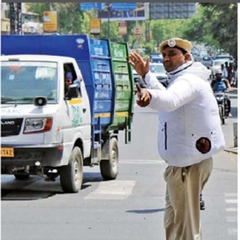 સિટી એન્કર:ટ્રાફિક પોલીસને તડકામાં હીટસ્ટ્રોકથી બચાવવા ‘કૂલ જેકેટ’ અપાયા, આ જેકેટથી ગરમી 5થી 7 ડિગ્રી ઓછી લાગશે