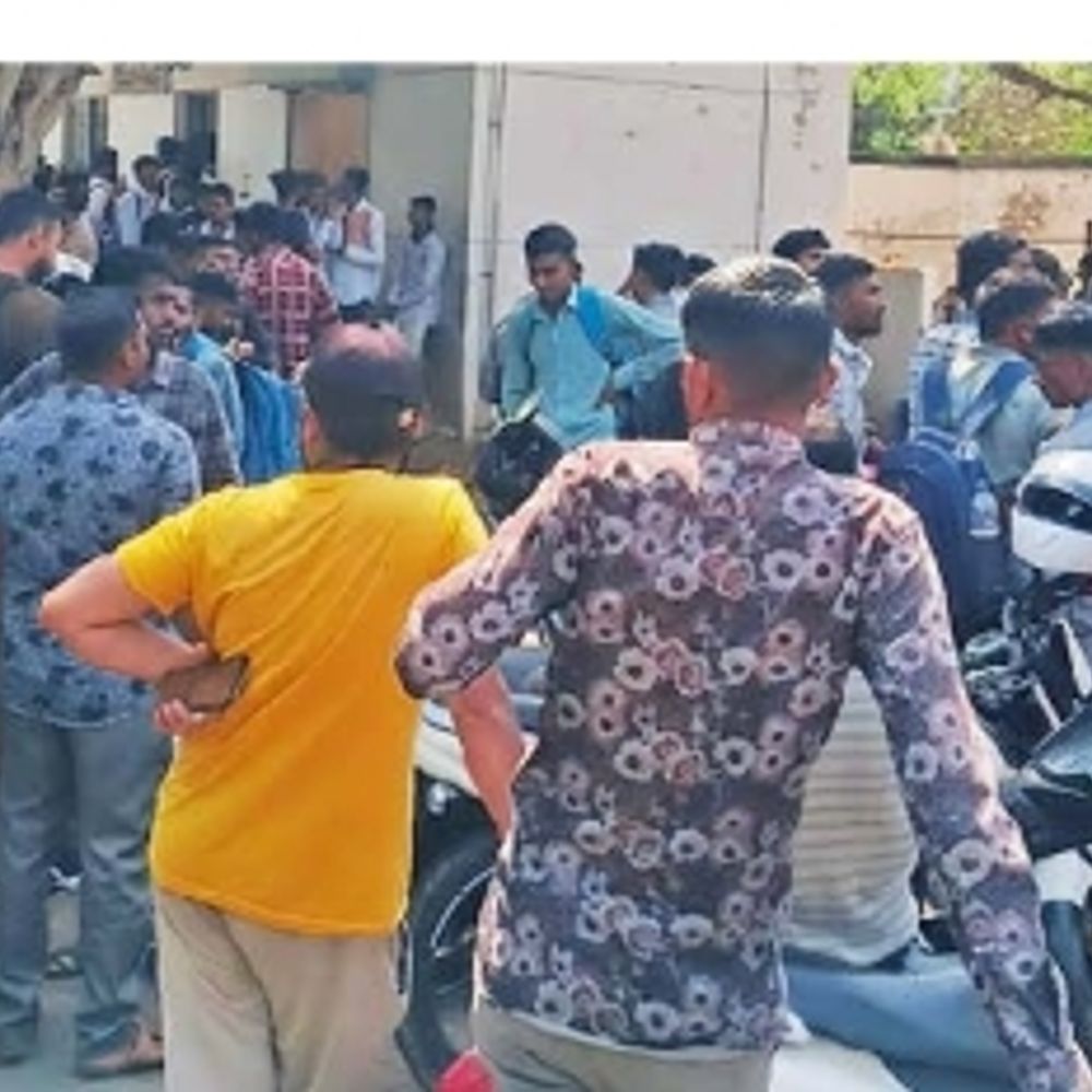 બેરોજગારીનો અરીસો:: ભુજમાં 112 જનરક્ષકના ડ્રાઈવરની ભરતીમાં ઉમેદવારો ઉમટતા વ્યવસ્થા ખોરવાઇ