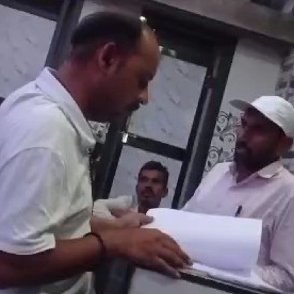 ગઢડાના પીપળ ગામના સરપંચ સામે એટ્રોસિટીની ફરિયાદ નોંધાઈ:જેટકો વળતર ફોર્મ પર સહી કરાવવા ગયેલા પરિવાર સાથે ઝપાઝપી