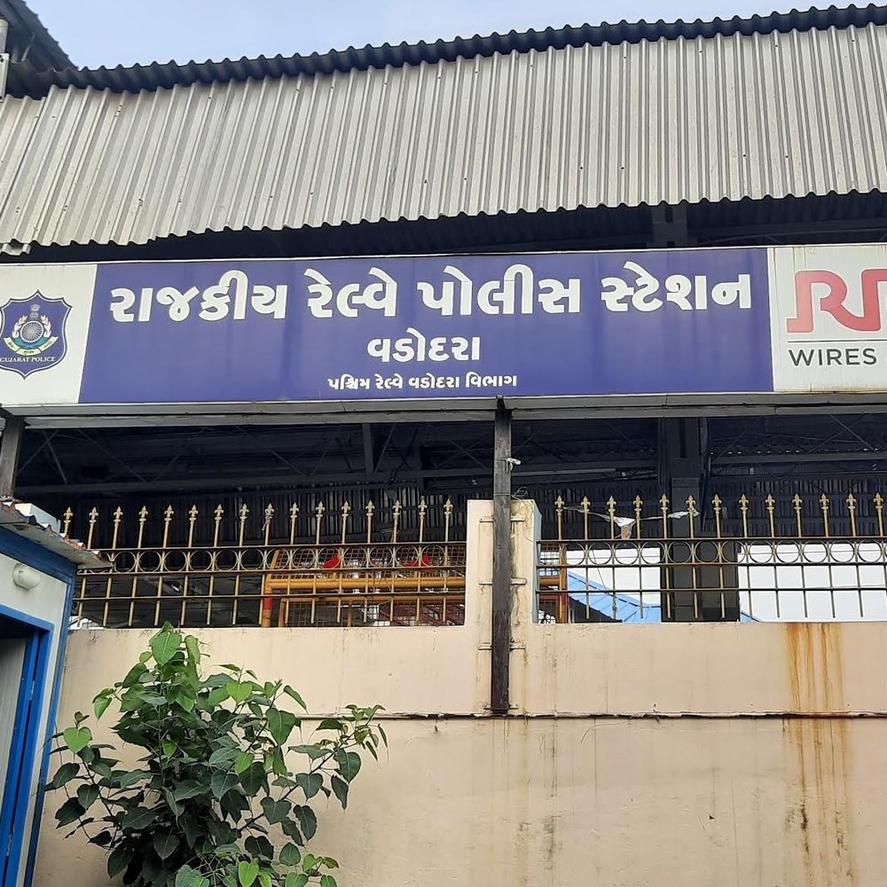 ટ્રેનમાં મુસાફરી કરી રહેલા મહિલાનું પર્સ ચોરાયું:મહિલા પતિ સાથે ભુજથી મુંબઈ જતી હતી, દંપતી સૂતુ હતું ને રાત્રિના ગઠિયો 2.15 લાખની મતા ચોરી ફરાર