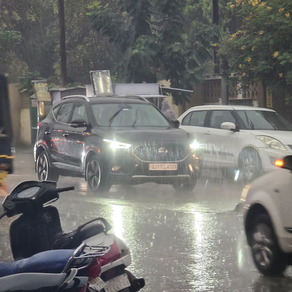 જૂનાગઢમાં કુદરતનો પ્રકોપ કોમોસમી વરસાદ શરૂ:જૂનાગઢ જિલ્લામાં ગાજવીજ અને કરા સાથે કમોસમી વરસાદ ખાબક્યો; ભેસાણમાં રસ્તાઓ પર પાણી ભરાયા, આંબા પરની નાની કેરીઓ ખરી પડતા બાગાયતી ખેતીને મોટું નુકસાન