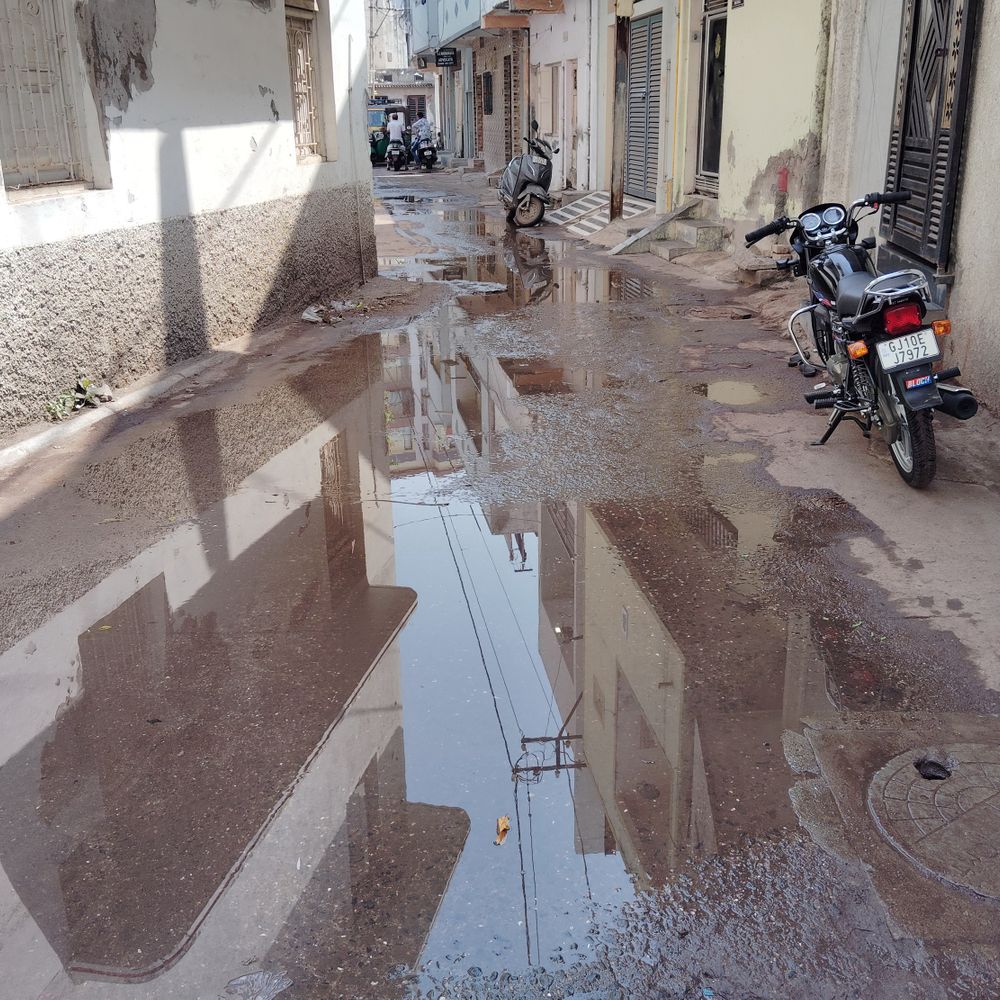 સમસ્યા:એપાર્ટમેન્ટના પાછળની ગટરનો પાઇપ લીંક થઇ જતાં આખા વિસ્તારમાં રોજ ફેલાતું દુર્ગંધયુકત પાણી