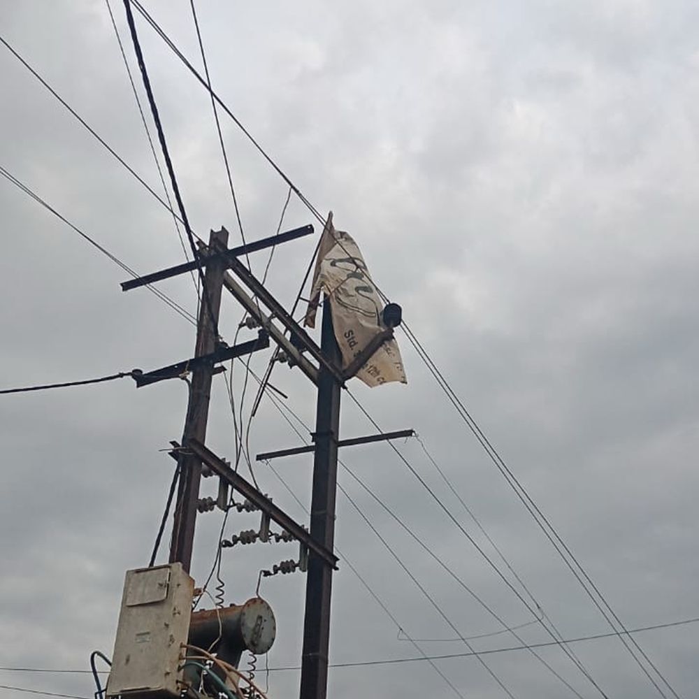 વીજતંત્રને વ્યાપક નુકશાન:હાલારમાં  100થી વધુ વીજ થાંભલા ક્ષતિગ્રસ્ત, તંત્રની 111 ટીમ મેદાને