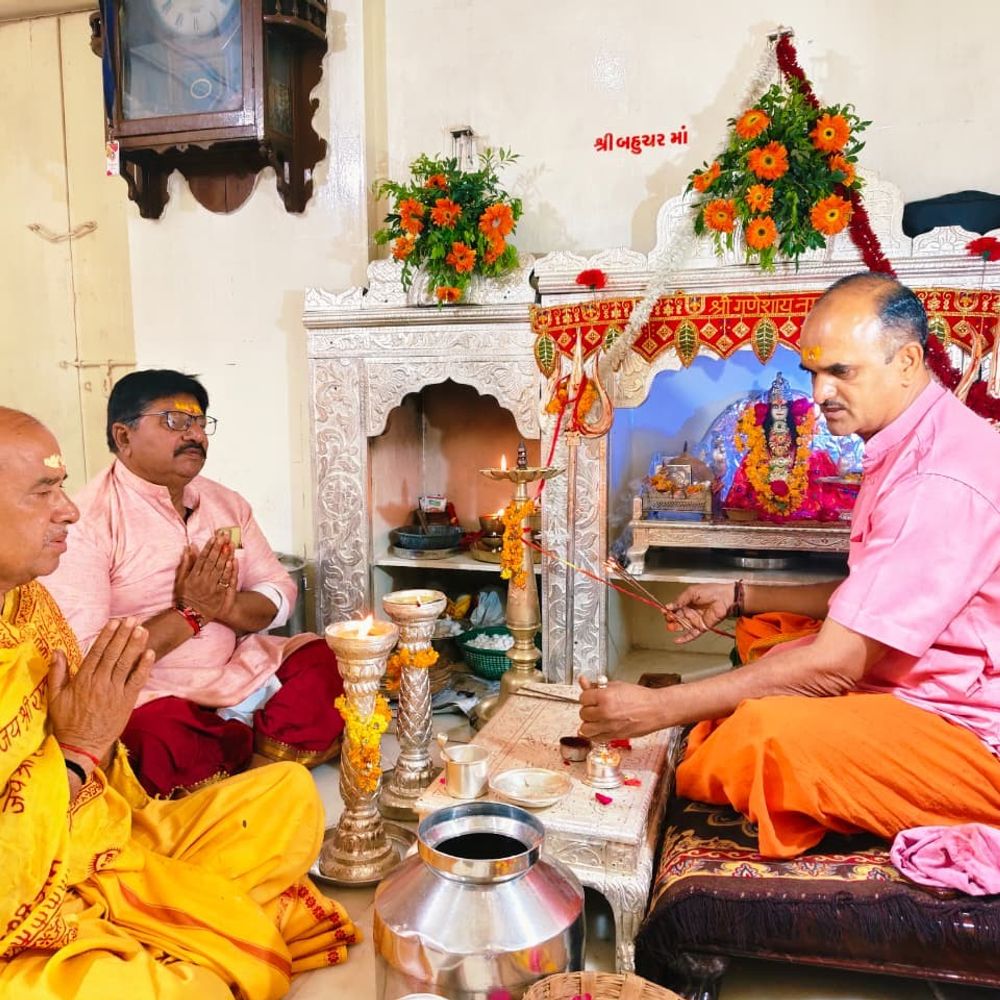 ચૈત્ર નવરાત્રી શરૂ, અંબિકા માતા મંદિરે ભક્તો ઉમટ્યા:ખેડબ્રહ્મામાં ઘટ સ્થાપન, મહાલક્ષ્મી સ્વરૂપના દર્શન