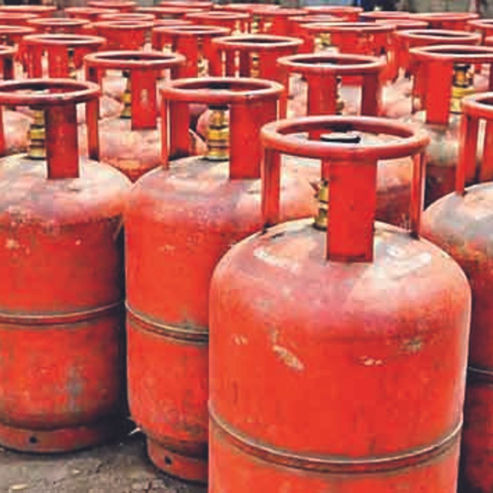 વાંસદા ગેસ સિલિન્ડર મુદ્દે વિવાદનું ઘર બન્યુ:વાંસદામાં ગેસ સિલિન્ડર મેળવવા જરૂરી ‎OTP નહીં મળતા ગ્રાહકોની કતાર લાગી‎