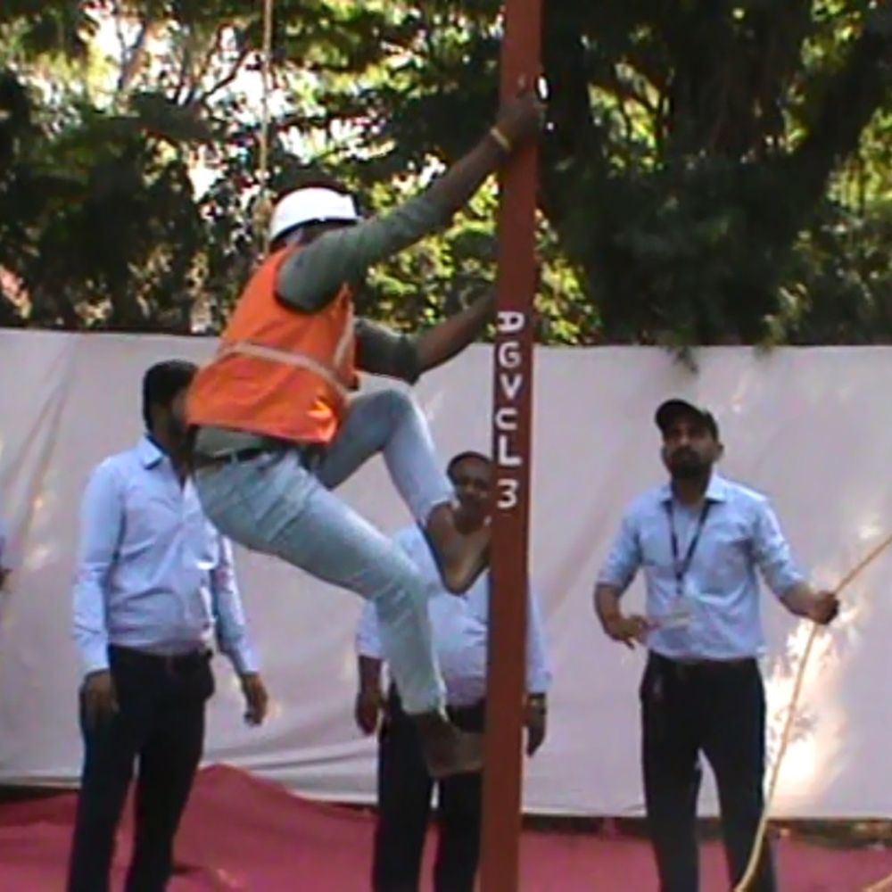 ‎લાઈનમેન ભરતી માટે યોજાયા પોલ ટેસ્ટ:વીજકંપનીમાં લાઇનમેન માટે 796 ઉમેદવારો ઉમટ્યાં