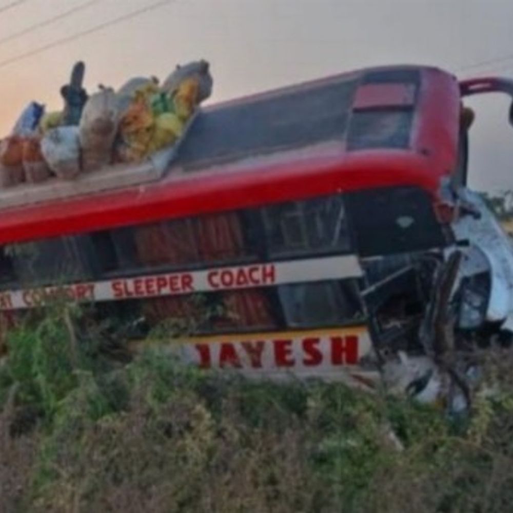 સરાયા ગામ પાસે બસ-આઈસર વચ્ચે અકસ્માત:વીજ થાંભલાને ટેકે બસ અટકી જતાં મોટી દુર્ઘટના ટળી; ટંકારામાં દારૂની 144 બોટલ સાથે એક શખ્સ ઝડપાયો