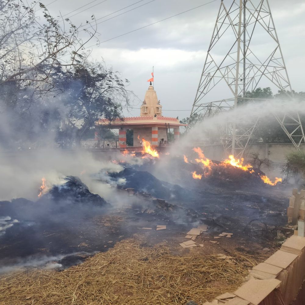 મોરબીમાં ઘાસના જથ્થામાં આગ લાગી:ફાયર બ્રિગેડે કાબૂ મેળવ્યો, જાનહાનિ ટળી