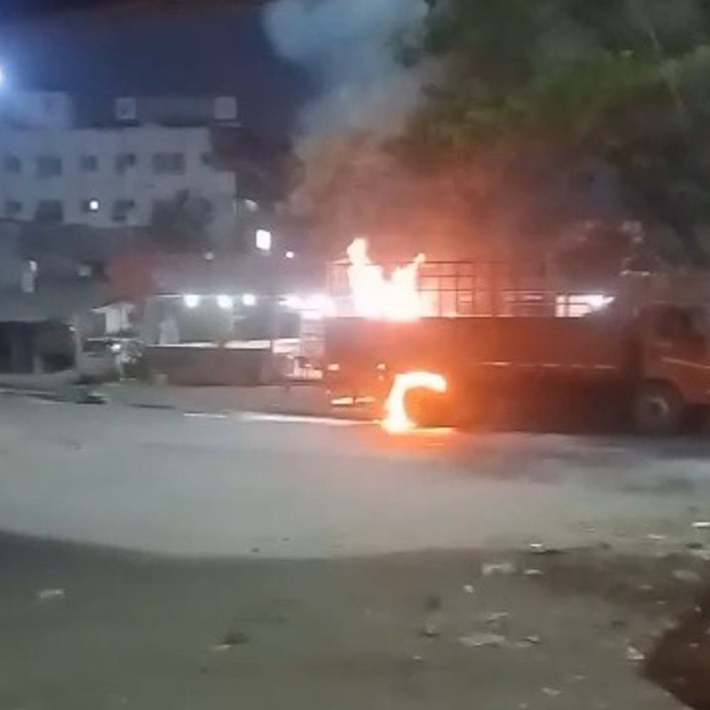 ચીખલી ચાર રસ્તા પાસે આઈસર ટેમ્પોમાં આગ:શોર્ટ સર્કિટથી લાગી, ચાલક અને ક્લીનરનો આબાદ બચાવ