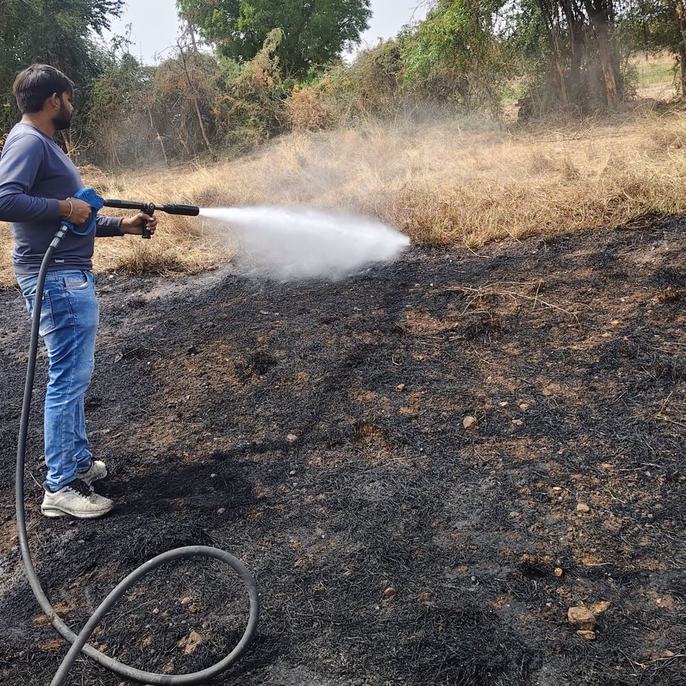 હિંમતનગરના રૂપાલ કંપામાં ખેતરમાં ઘાસમાં આગ:ફાયર વિભાગે 2300 લીટર પાણીનો ઉપયોગ કરી આગ બુઝાવી