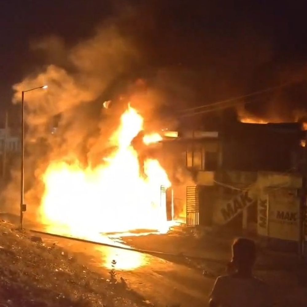 કલોલમાં ઓઈલ-ટાયરના ગોડાઉનમાં આગ:લોકો જીવ બચાવવા ઘરની બહાર દોડી આવ્યા, આખા વિસ્તારનો પાવર સપ્લાય કાપી નખાયો, સર્વિસ રોડને બંધ કરાયો