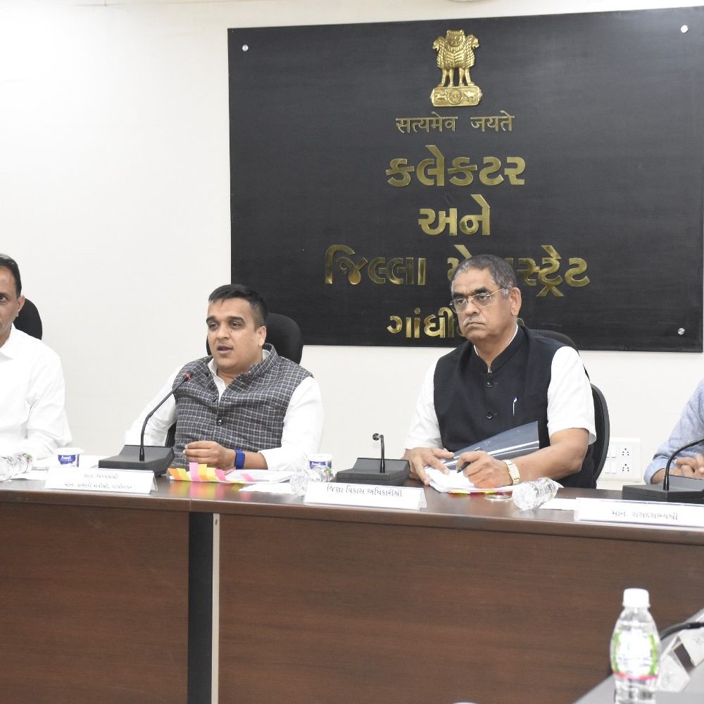 હર્ષ સંઘવીની 934 લાખના 363 વિકાસ કાર્યોને મંજૂરી:ગાંધીનગરમાં નાયબ મુખ્યમંત્રીની કલેક્ટર કચેરીએ બેઠક, કહ્યું- જનહિતના કાર્યોમાં વિલંબ સહન કરવામાં આવશે નહીં