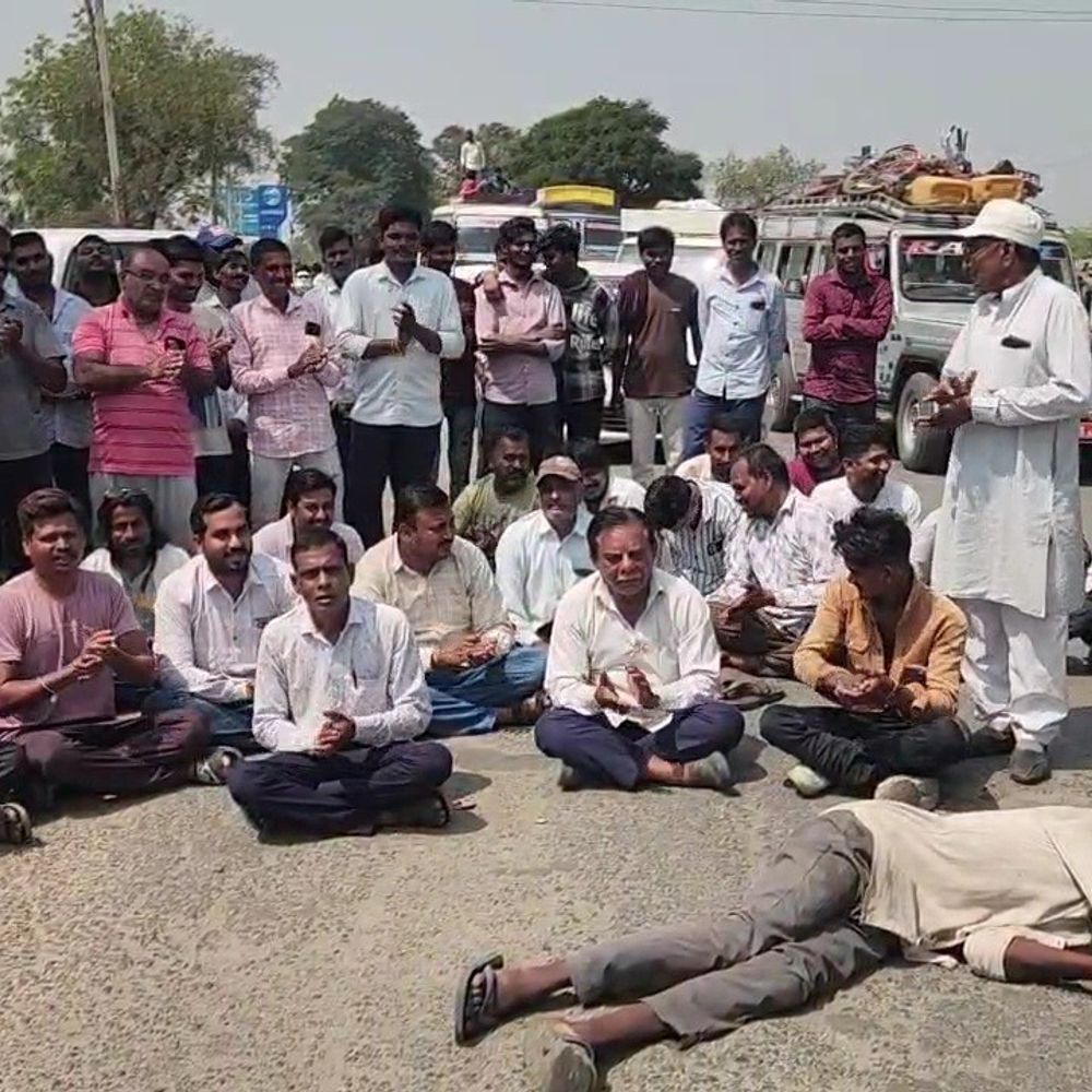 બોડેલી-કવાંટ રોડ ખખડધજ, લોકોએ કર્યો ચક્કાજામ:રામધૂન કરી તંત્રને જગાડવાનો પ્રયાસ, અધિકારીઓ ન પહોંચતા રોષ