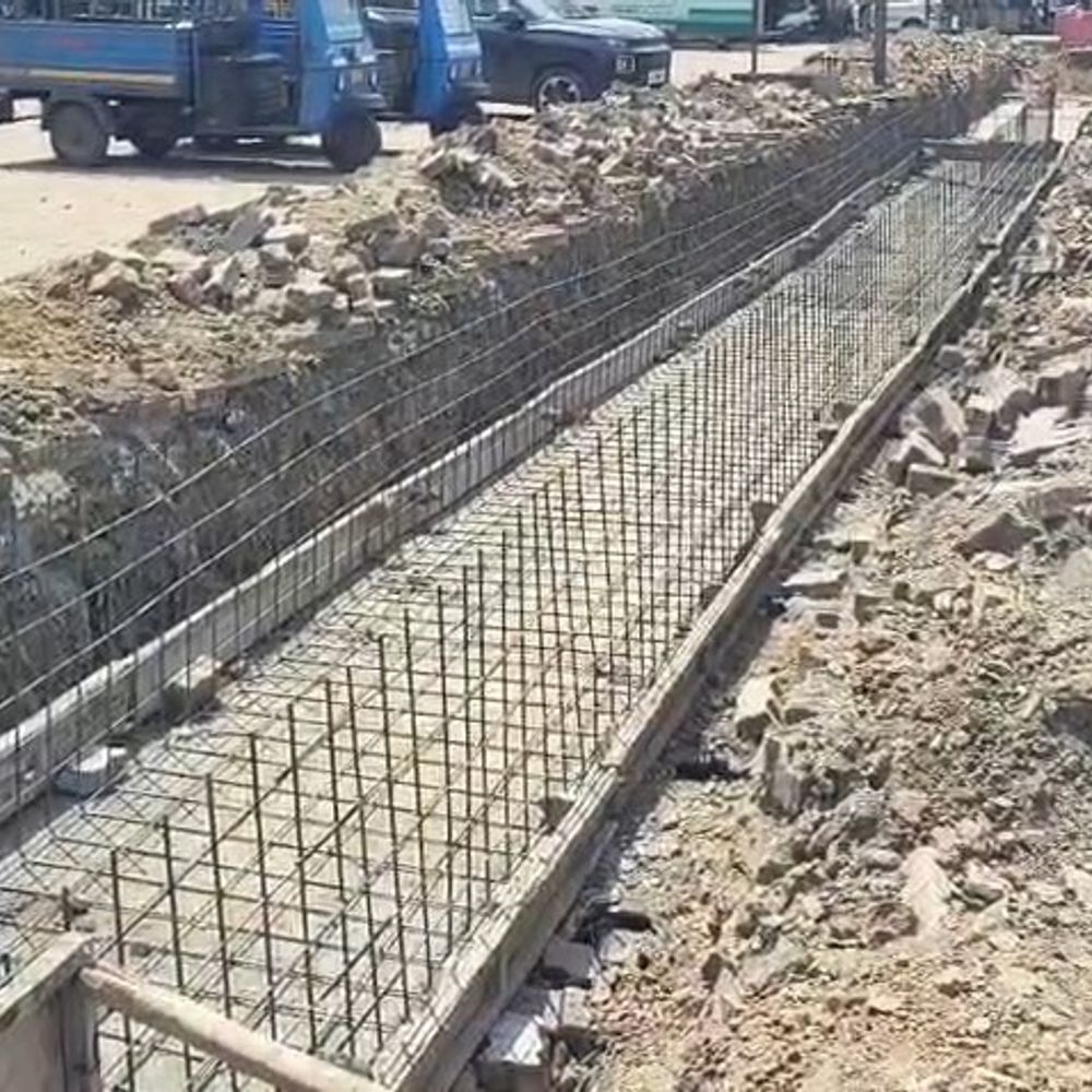 નવસારીના રસ્તાઓ બિસ્માર, વાહનચાલકોને ભારે હાલાકી:ડ્રેનેજ અને રોડ વાઈડનીંગના કામમાં ઢીલાશથી સ્થાનિકોમાં રોષ, કમિશનરે 15 એપ્રિલ સુધીમાં કામ પૂર્ણ થવાની ડેડલાઈન આપી