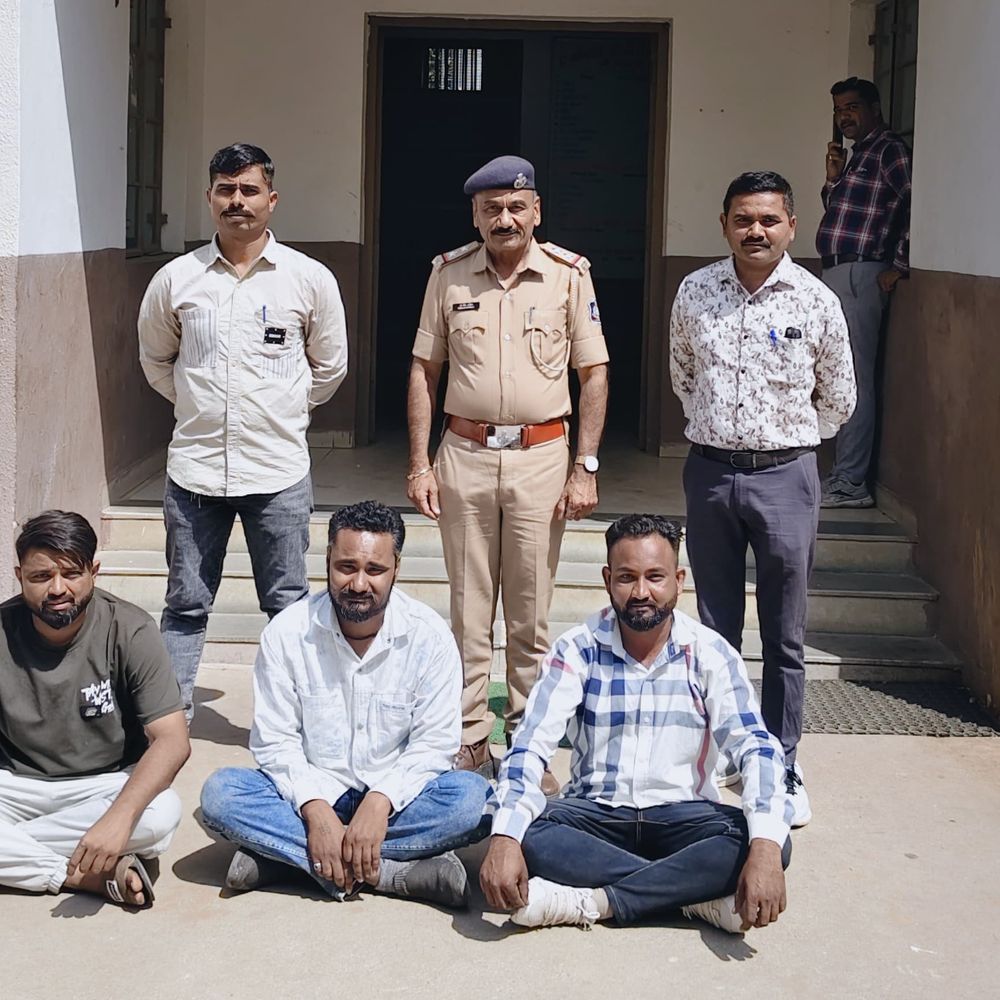 ધ્રાંગધ્રામાં ₹11.15 લાખની છેતરપિંડી, 3 આરોપી ઝડપાયા:ખોટા દસ્તાવેજ બનાવી પાવર ઓફ એટર્ની દ્વારા જમીન પચાવવાનો પ્રયાસ