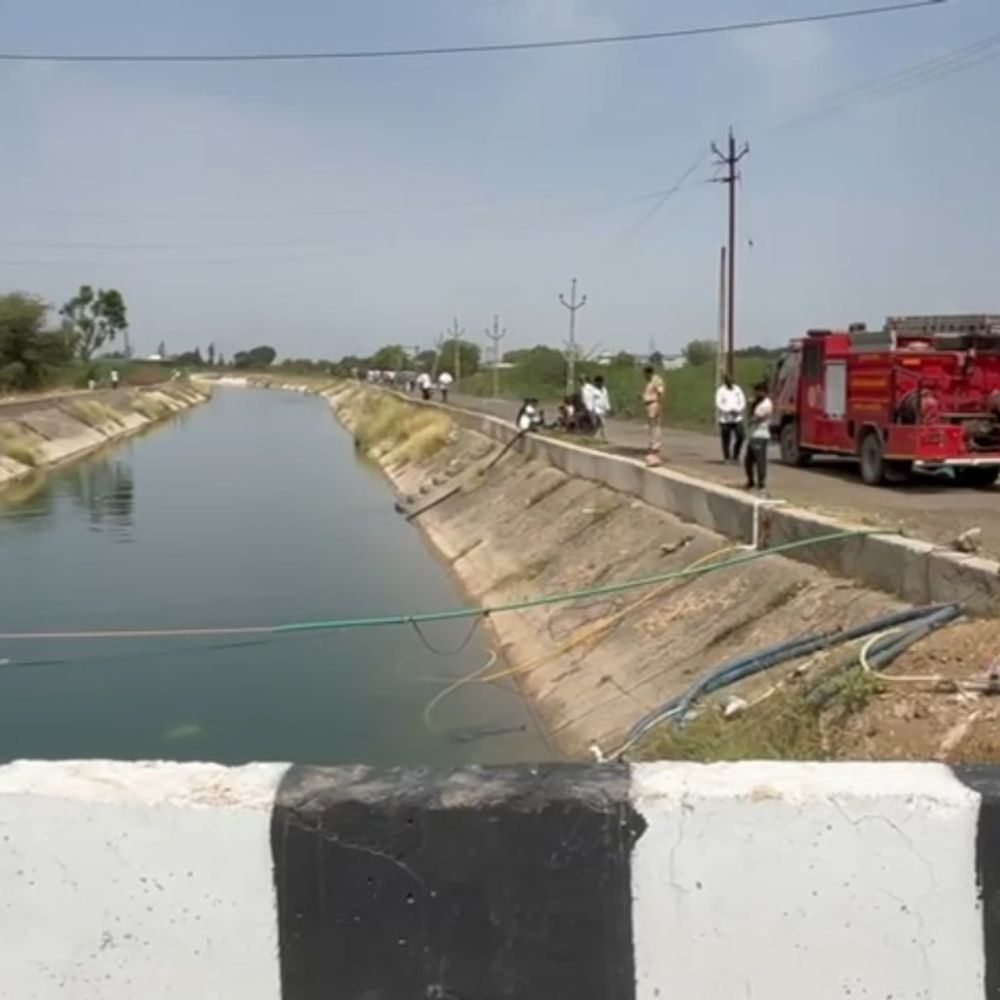 હળવદ નજીક નર્મદા કેનાલમાં બે યુવાન ડૂબ્યા:10 લોકો નહાવા પડ્યા ને એક ડૂબવા લાગ્યો, બચાવવા જતાં બીજો પણ પાણીમાં ગકરાવ; ફાયર, 108 અને પોલીસ ટીમ ઘટનાસ્થળે, શોધખોળ ચાલુ