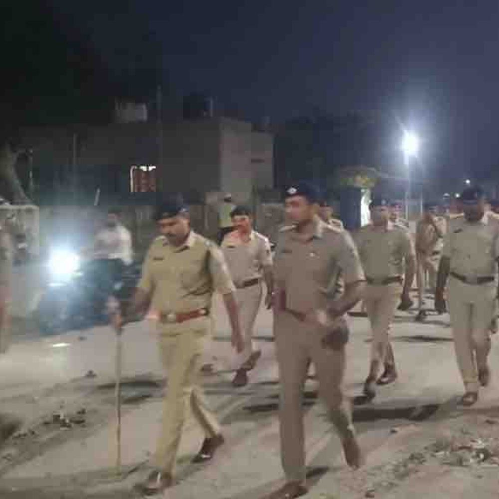 અમરેલી પોલીસ તહેવારોને લઈ એલર્ટ મોડમાં: સાવરકુંડલામાં ASP જયવીર ગઢવીનું ફૂટ પેટ્રોલિંગ.