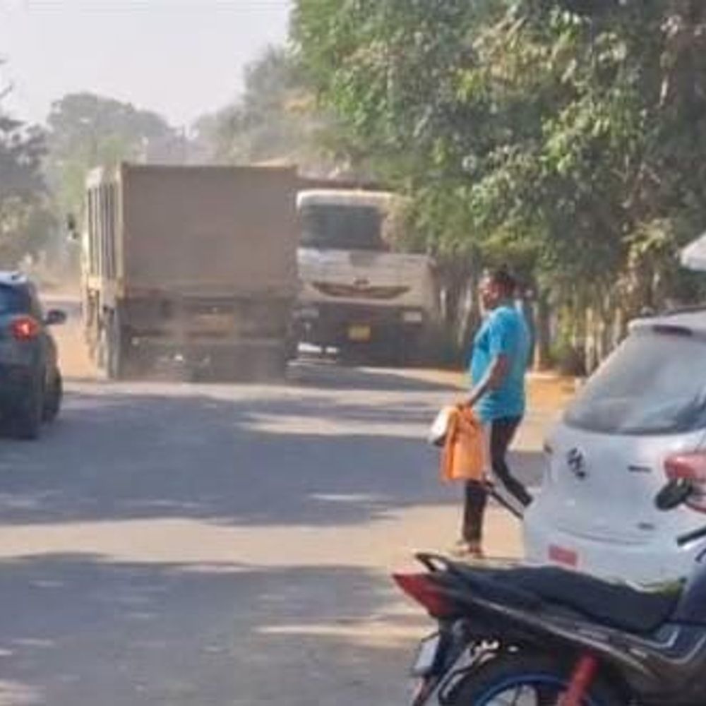 માર્ગ સલામતી ઉપર પ્રશ્નાર્થ:મહુવરના મુખ્ય માર્ગે દોડતા માટી ભરેલા વાહનો જોખમી‎