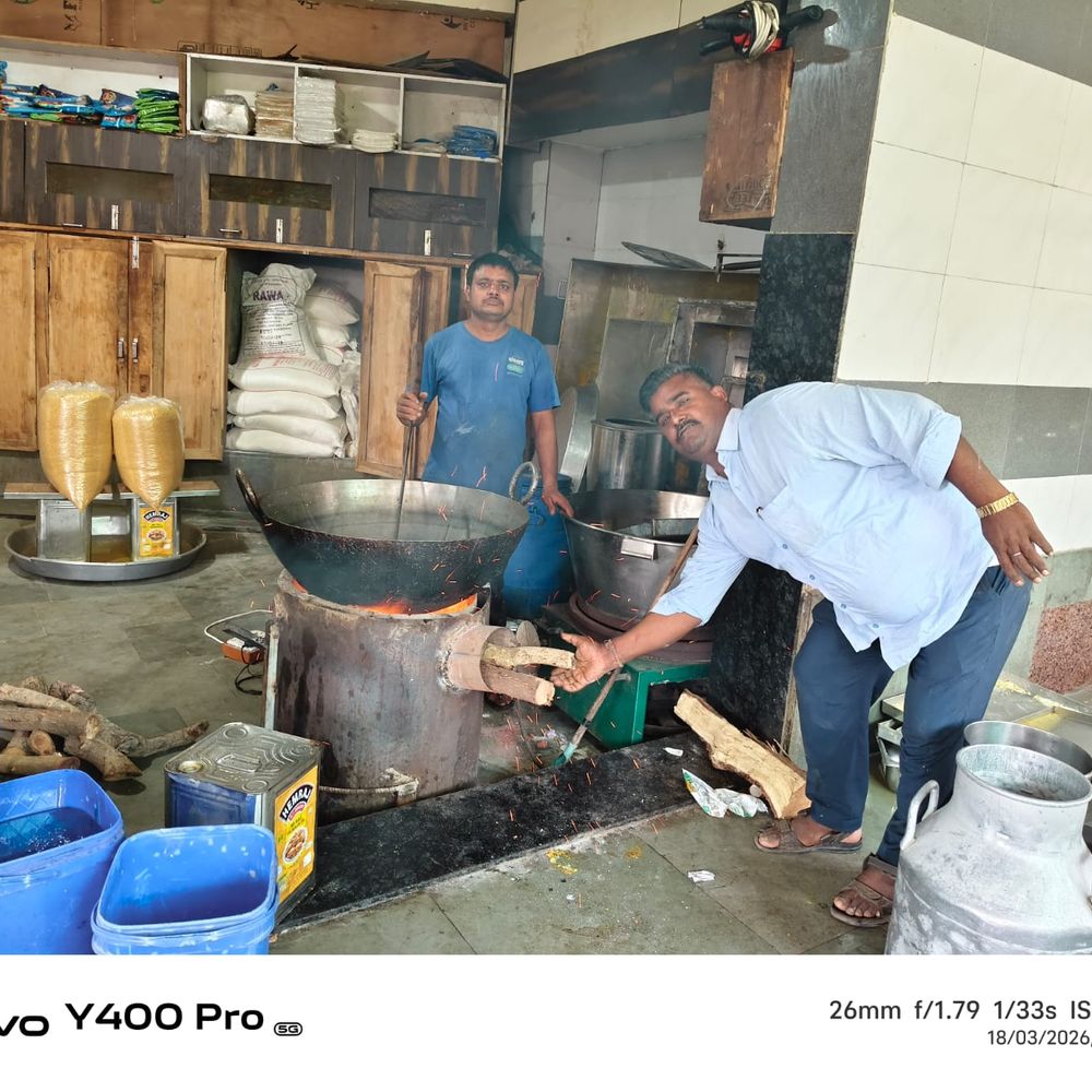 ગેસ અછતની અસર:વાંસદામાં કોમ. સિલિન્ડર ન મળતા હોટલો લાકડા તથા કોલસાની ભઠ્ઠીઓ ઉપર નિર્ભર