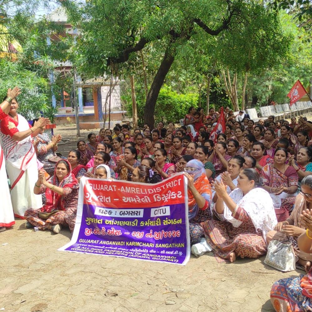 વિરોધ:બગસરા ખાતે આંગણવાડી વર્કર બહેનોએ પડતર પ્રશ્નો ઉકેલવા માંગ ઉઠાવી ધરણાં કર્યા