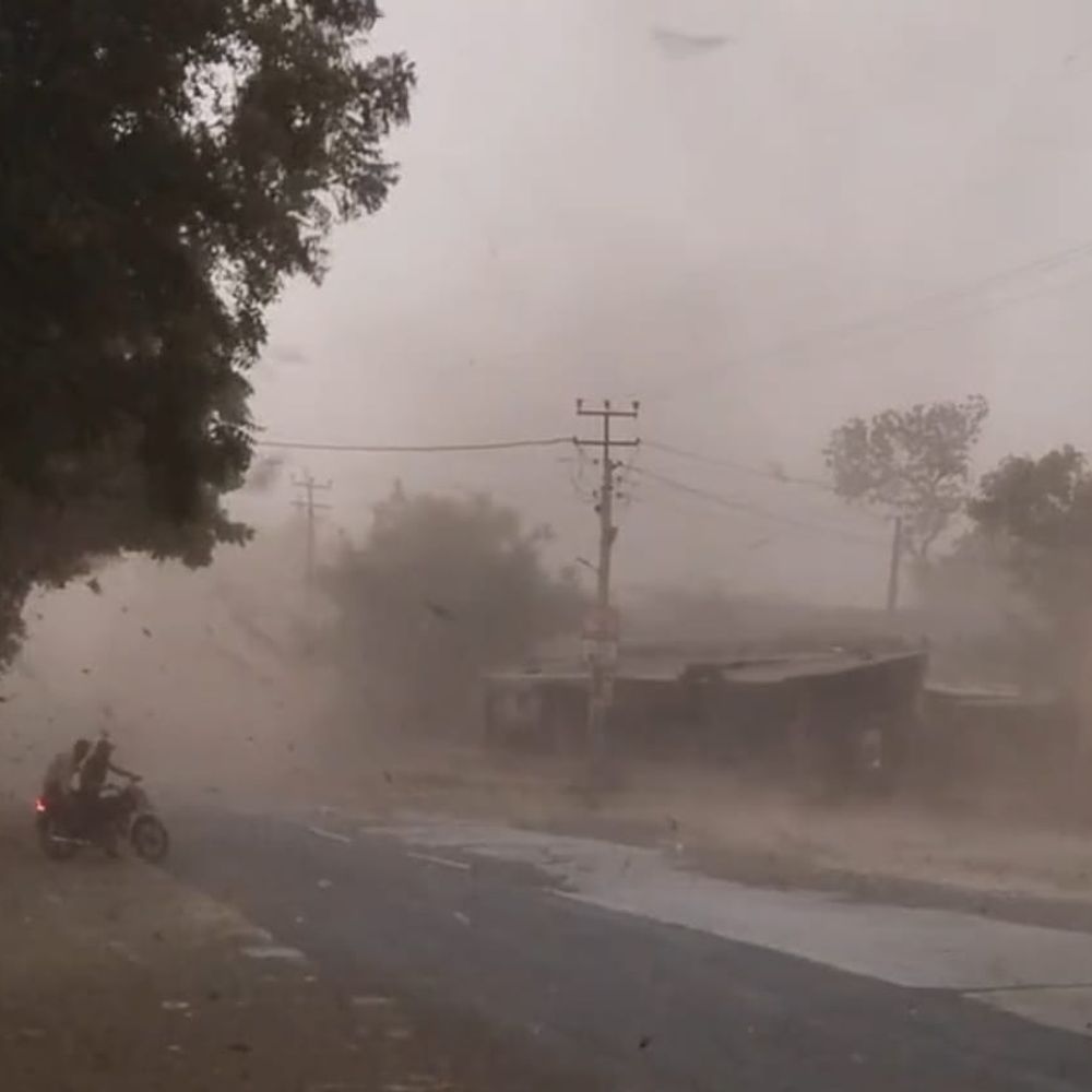 ગાજવીજ સાથે જાણે અષાઢી માહોલ:ભારે પવન સાથે માવઠું ત્રાટકતા 150 વૃક્ષ,15 વીજપોલ ધરાશાયી : ત્રણ રસ્તા બંધ