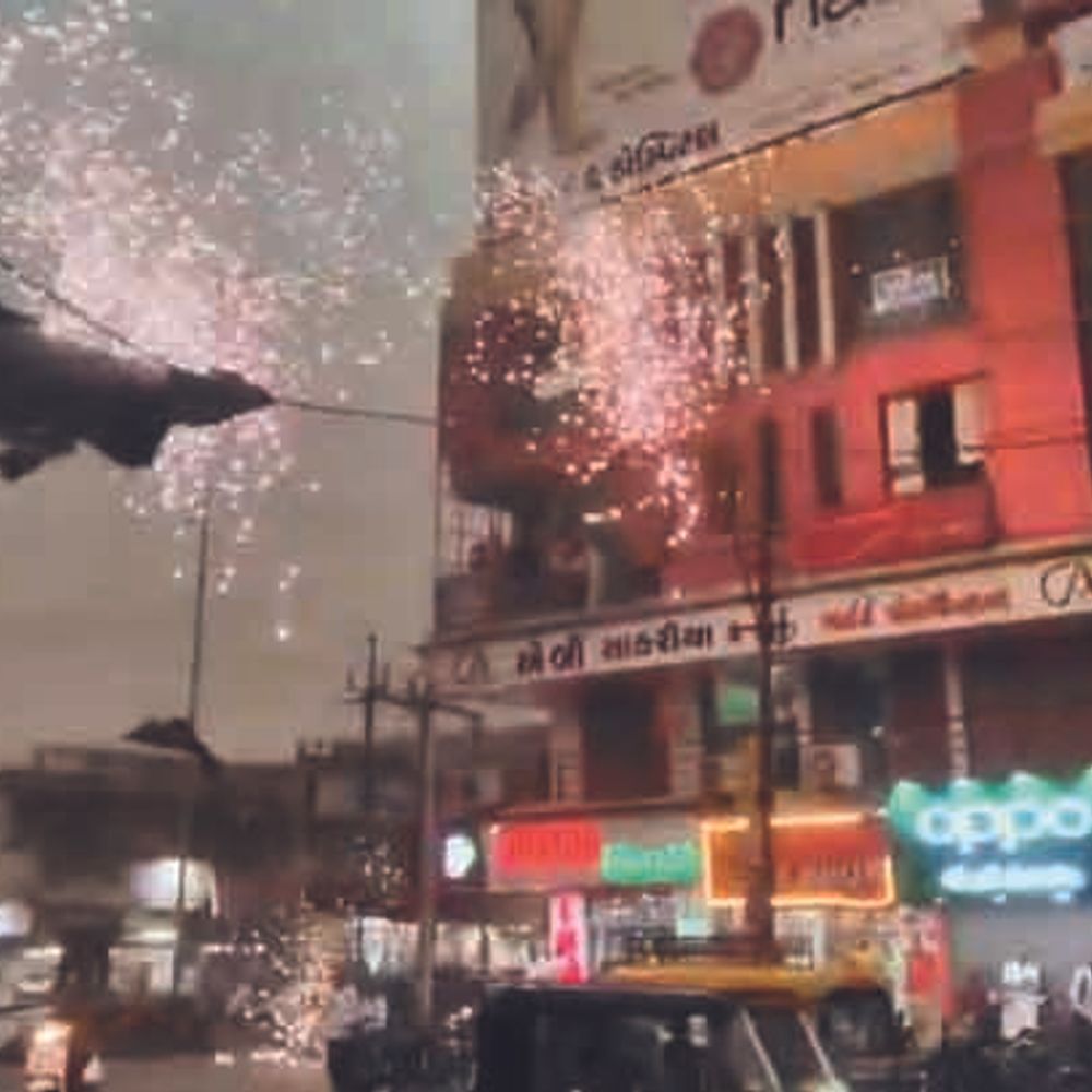 ગ્રામીણ વિસ્તારમાં અંધારપટ:જિલ્લામાં ભારે આંધીથી 207 ફીડર બંધ થયા, રાત સુધીમાં 109 ફીડર ચાલુ કરાયા