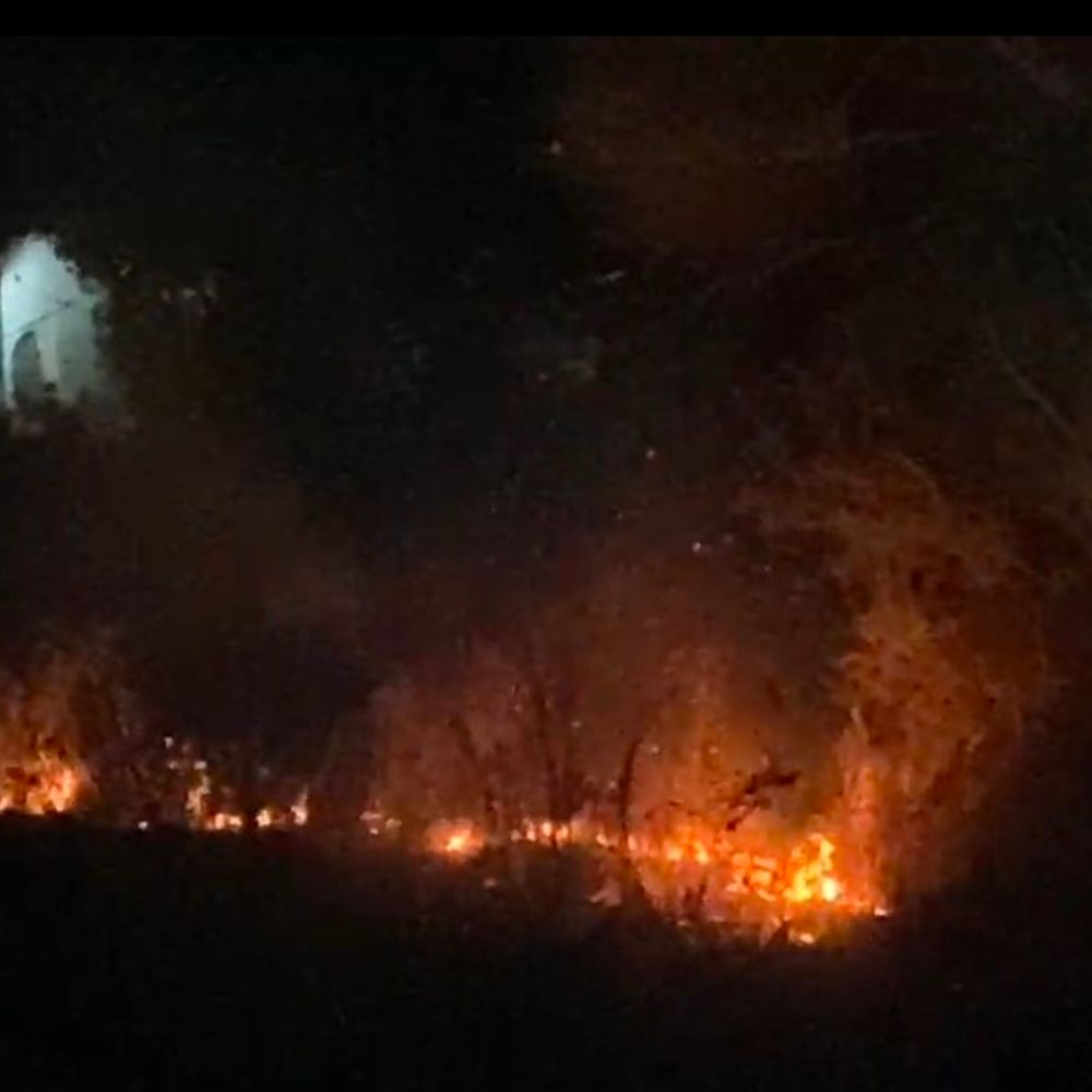 લુણાવાડાના કાલિકા માતા ડુંગર પર વિકરાળ આગ ભભૂકી:વન અને ફાયર વિભાગ દ્વારા આગ બુઝાવવાની કામગીરી ચાલુ