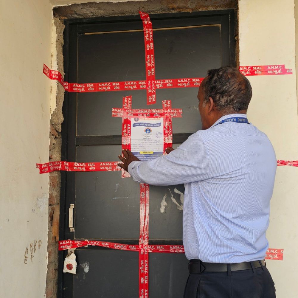 બાકરોલના 13 મકાનો સીલ:બાકી વેરાની વસૂલાત માટે મનપાની કાર્યવાહી, ₹5.37 લાખ વસૂલાયા