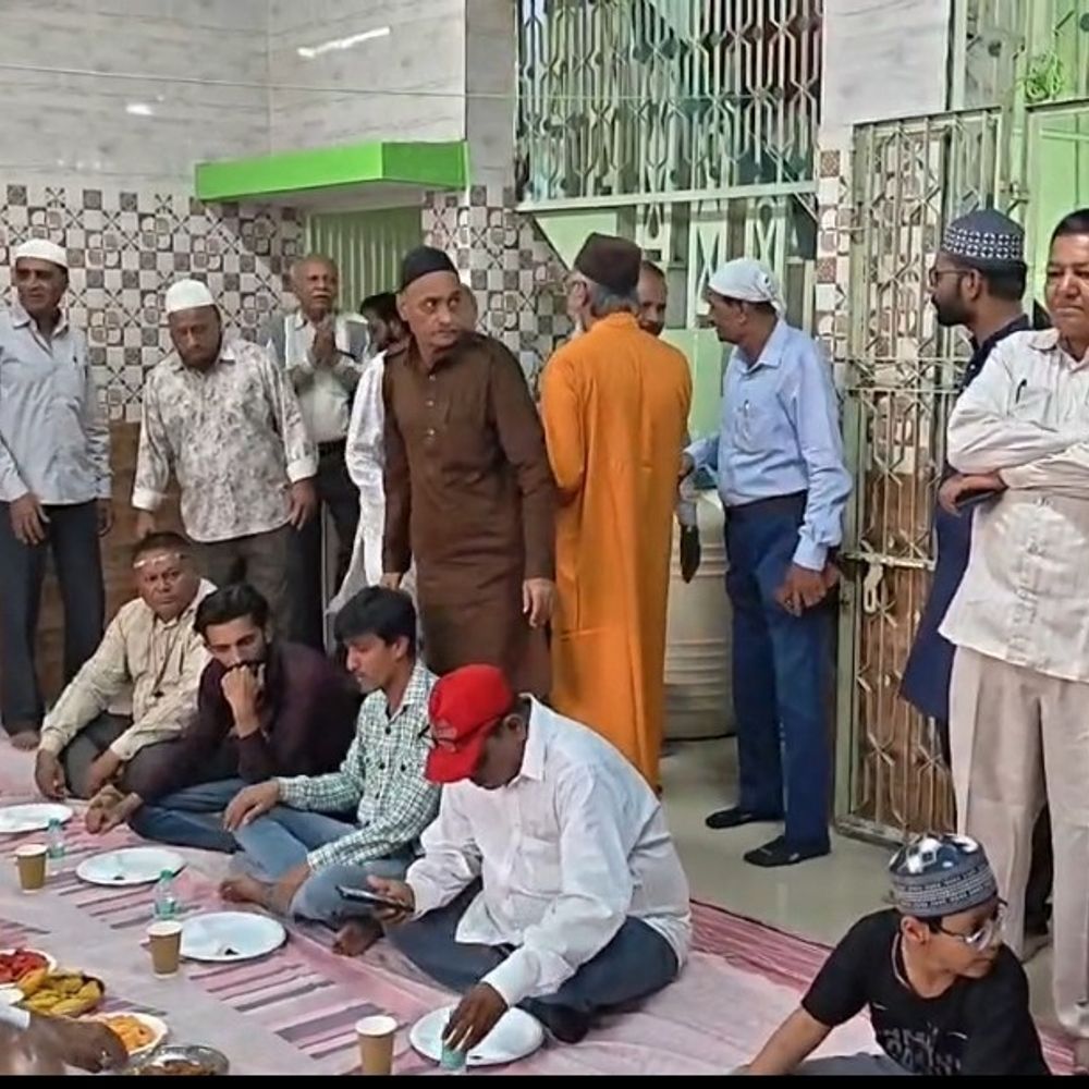 સુરેન્દ્રનગરમાં પીર યુસુફમીયા બાપુના નિવાસસ્થાને ઇફતાર પાર્ટી:એકતાનો સંદેશ આપવા હિન્દુ-મુસ્લિમ સમાજના અગ્રણીઓ ઉપસ્થિત રહ્યા