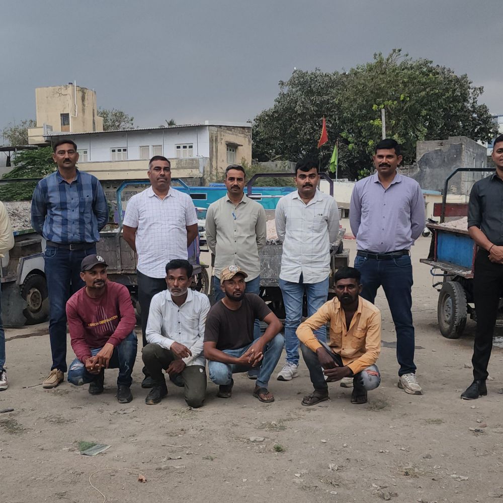 વેરાવળ બંદર રોડ પર SOGની કાર્યવાહી:ગેરકાયદેસર મચ્છી પરિવહન કરતા 4 છકડા રીક્ષા ચાલકોને ઝડપી પાડ્યા