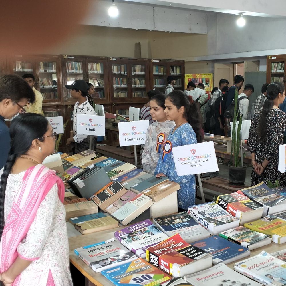 ચોક્સી કોલેજ વેરાવળમાં 'પુસ્તક મહોત્સવ'નું આયોજન:શહેરની શૈક્ષણિક સંસ્થાઓના વિદ્યાર્થીઓ અને હોદ્દેદારોએ લાભ લીધો