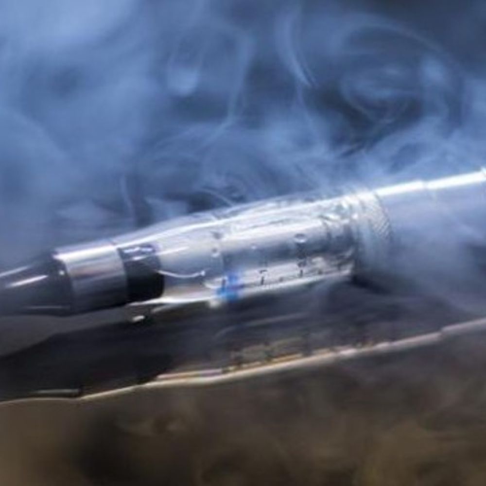 સિંધુભવન રોડ પર મર્સિડિઝમાંથી ઇ-સિગારેટ અને દારૂની બોટલ મળી:ઓસ્ટ્રેલિયાના વર્ક વિઝાના નામે યુવક સાથે 4.50 લાખની ઠગાઈ, બે માર્ગ અકસ્માતમાં બે મહિલાના મોત