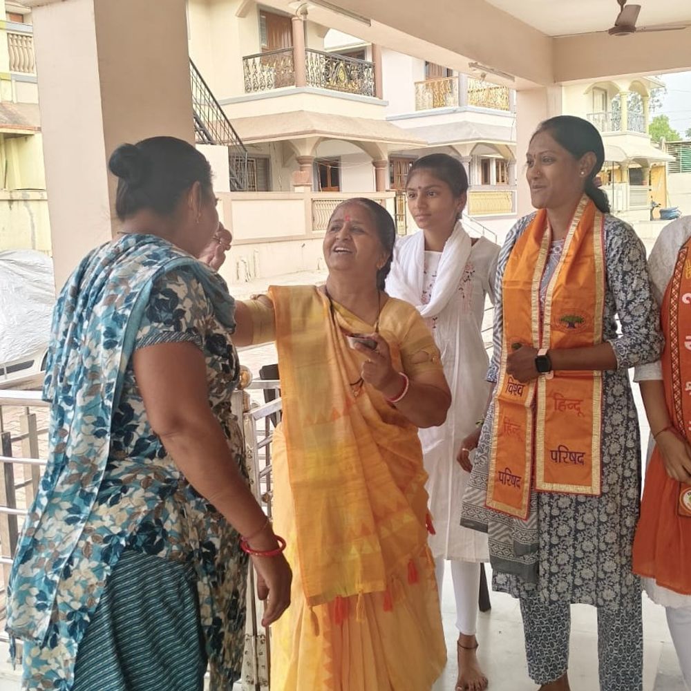 મોડાસામાં હિન્દુ નવ વર્ષે 11 મંદિરોમાં ‘હિન્દુ તિલક’ કાર્યક્રમ:2000થી વધુ ભક્તોને શુભકામનાઓ પાઠવવામાં આવી