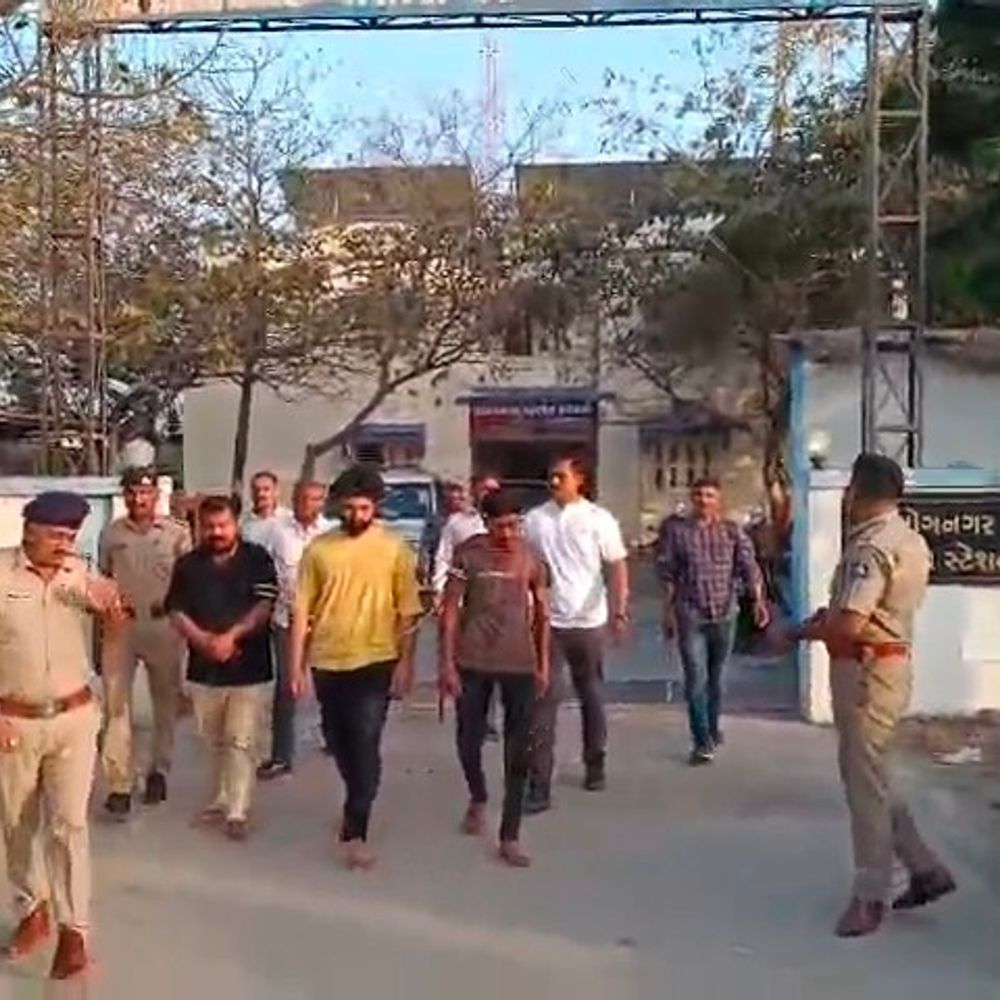 પોરબંદરમાં મારામારી-લૂંટ કેસ: 3 આરોપી ઝડપાયા, ઉદ્યોગનગર પોલીસે ઘટનાસ્થળે રિકન્સ્ટ્રક્શન કર્યું, મુખ્ય આરોપી ફરાર.