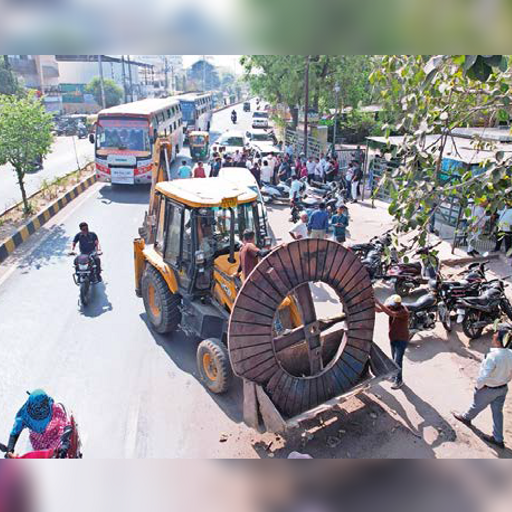 રિલાયન્સથી ભવન્સ સર્કલ સુધી સફાઈ: ટ્રીટેડ વેસ્ટવોટરથી 2 સર્કલ અને 25 વૃક્ષો સાફ કરાયા.