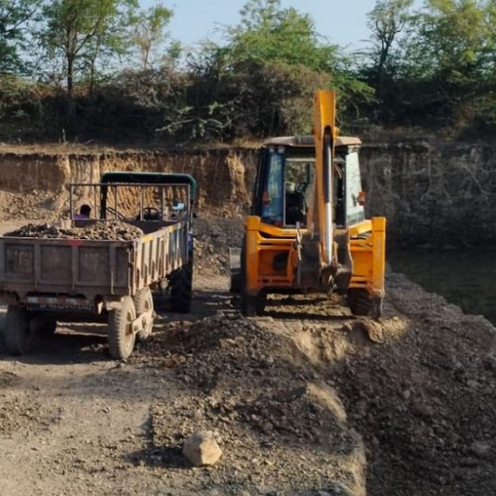 ગેરકાયદેસર ધમધમતા ખનીજ ચોરીના અડ્ડા પર તવાઈ:ખાણ-ખનીજ વિભાગે 1 જેસીબી, ટ્રક અને ટ્રેકટર મળી કુલ 40 લાખનો મુદ્દામાલ કબ્જે કર્યો