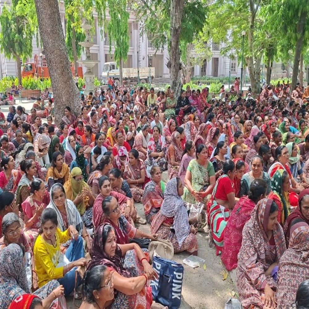 આંગણવાડી બહેનોની સજ્જડ હડતાલ:'શોષણ બંધ કરો'ના નારા સાથે રણચંડી બની મેદાનમાં ઉતરી કાર્યકર બહેનો