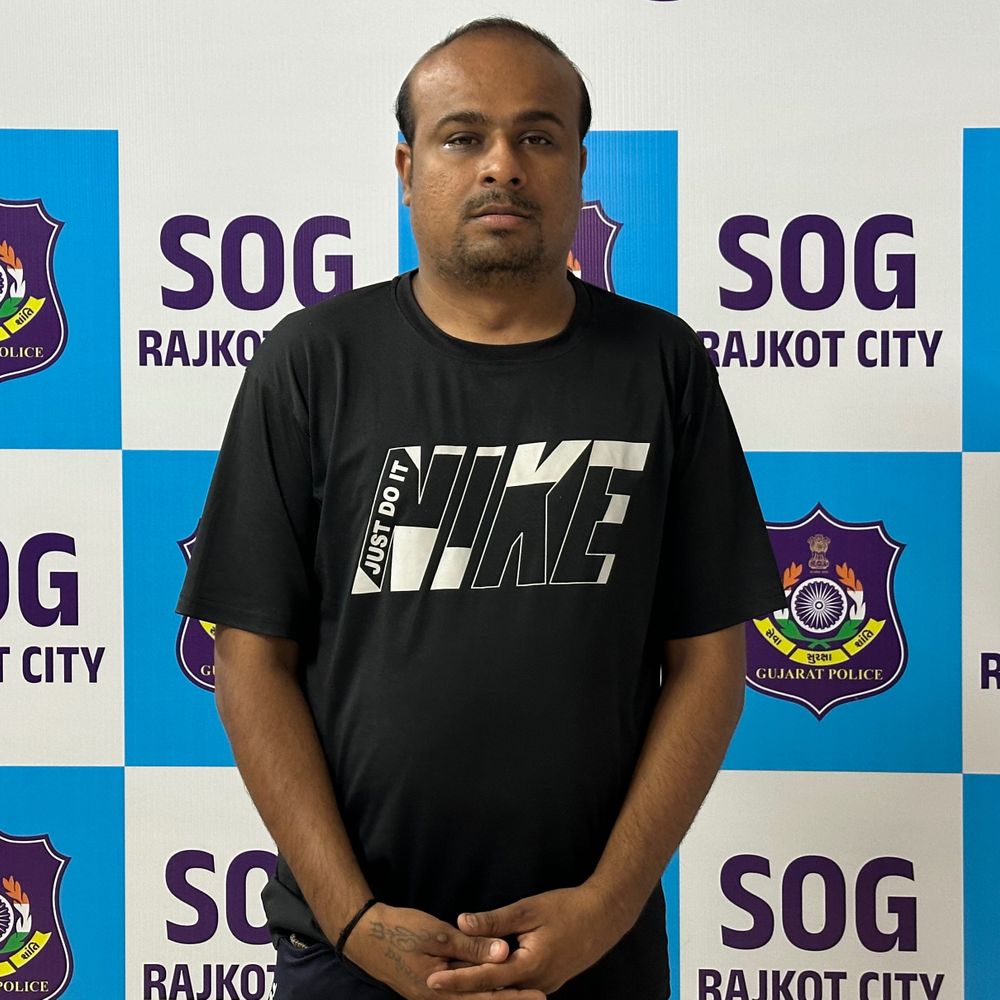 કાર લે-વેચના ધંધાર્થી સાથે મિત્રનો વિશ્વાસઘાત:બોગસ દસ્તાવેજ બનાવી વાહનો બીજાના નામે ટ્રાન્સફર કર્યા, બેંકમાાંથી લોન પોતાના ખાતામાં જમા કરાવનાર શખસની ધરપકડ